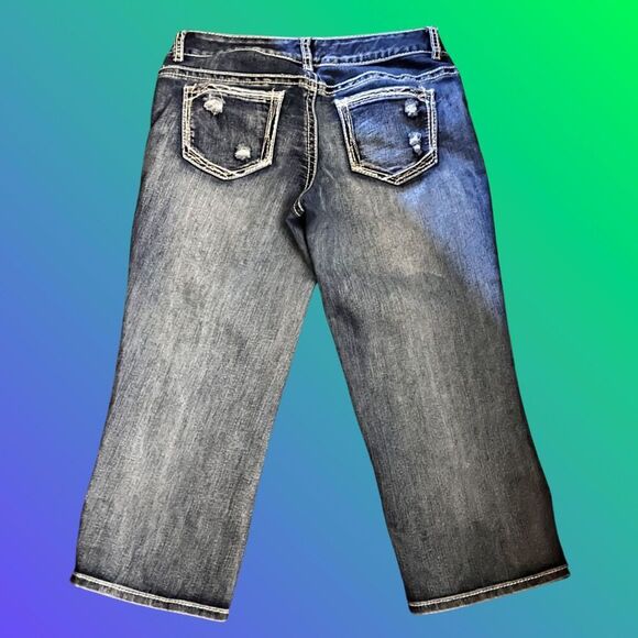 Maurice’s Distressed Embroidered Pocket Denim Capri Jeans Size 7/8 #55 - Picture 2 of 4